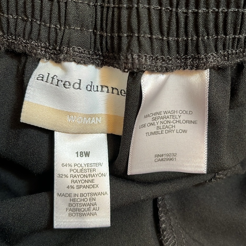 Alfred Dunner Black Plus Size Crop Pants - Picture 8 of 8